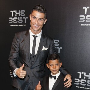 Cristiano Ronaldo avec son fils Cristiano Jr. à Londres le 23 octobre 2017 pour recevoir le prix du Meilleur joueur aux FIFA Awards. © Pierre Perusseau/Bestimage