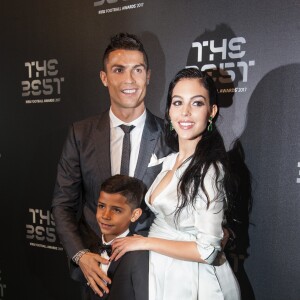 Cristiano Ronaldo avec son fils Cristiano Jr. et sa compagne Georgina Rodriguez à Londres le 23 octobre 2017 pour recevoir le prix du Meilleur joueur aux FIFA Awards. © Pierre Perusseau/Bestimage