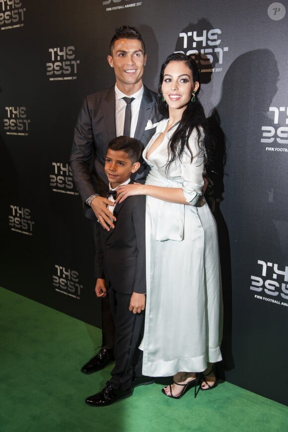 Cristiano Ronaldo avec son fils Cristiano Jr. et sa compagne Georgina Rodriguez à Londres le 23 octobre 2017 pour recevoir le prix du Meilleur joueur aux FIFA Awards. © Pierre Perusseau/Bestimage