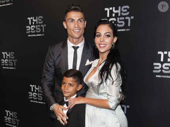 Cristiano Ronaldo avec son fils Cristiano Jr. et sa compagne Georgina Rodriguez à Londres le 23 octobre 2017 pour recevoir le prix du Meilleur joueur aux FIFA Awards. © Pierre Perusseau/Bestimage