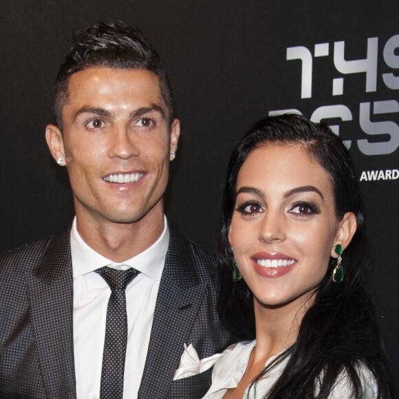 Cristiano Ronaldo avec son fils Cristiano Jr. et sa compagne Georgina Rodriguez à Londres le 23 octobre 2017 pour recevoir le prix du Meilleur joueur aux FIFA Awards. © Pierre Perusseau/Bestimage