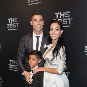 Cristiano Ronaldo avec son fils Cristiano Jr. et sa compagne Georgina Rodriguez à Londres le 23 octobre 2017 pour recevoir le prix du Meilleur joueur aux FIFA Awards. © Pierre Perusseau/Bestimage