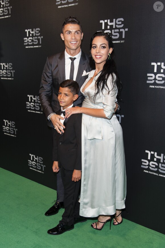 Cristiano Ronaldo avec son fils Cristiano Jr. et sa compagne Georgina Rodriguez à Londres le 23 octobre 2017 pour recevoir le prix du Meilleur joueur aux FIFA Awards. © Pierre Perusseau/Bestimage