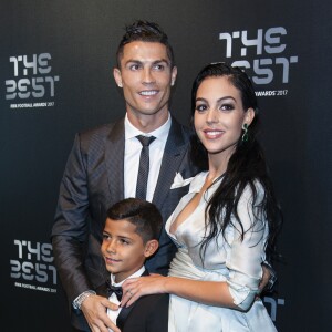 Cristiano Ronaldo avec son fils Cristiano Jr. et sa compagne Georgina Rodriguez à Londres le 23 octobre 2017 pour recevoir le prix du Meilleur joueur aux FIFA Awards. © Pierre Perusseau/Bestimage