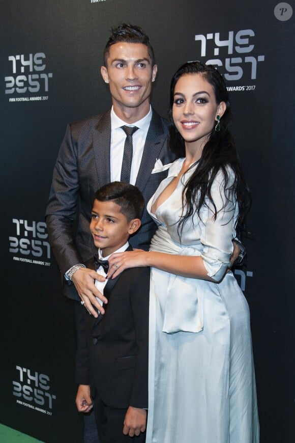 Cristiano Ronaldo avec son fils Cristiano Jr. et sa compagne Georgina Rodriguez à Londres le 23 octobre 2017 pour recevoir le prix du Meilleur joueur aux FIFA Awards. © Pierre Perusseau/Bestimage
