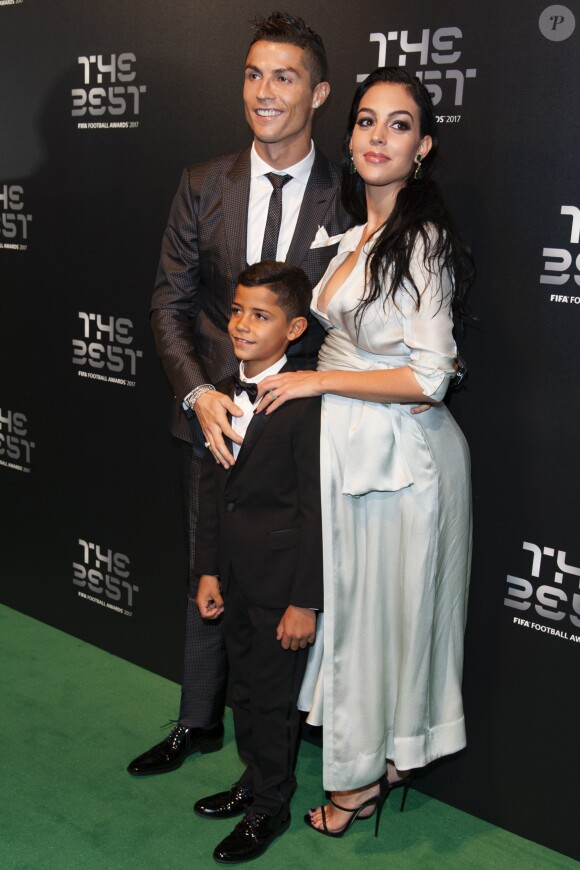 Cristiano Ronaldo avec son fils Cristiano Jr. et sa compagne Georgina Rodriguez à Londres le 23 octobre 2017 pour recevoir le prix du Meilleur joueur aux FIFA Awards. © Pierre Perusseau/Bestimage