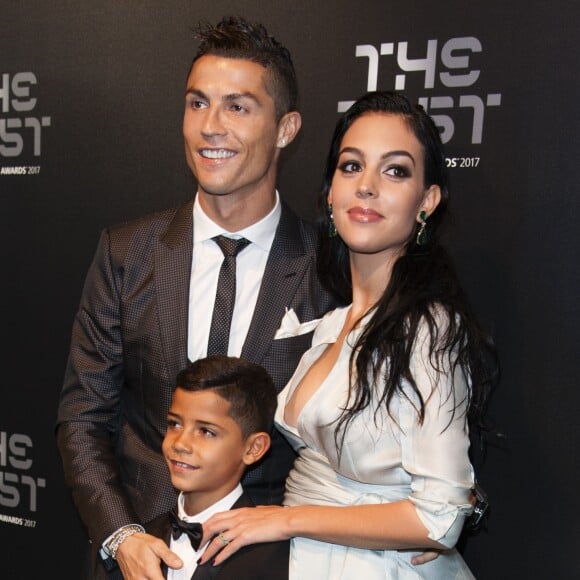 Cristiano Ronaldo avec son fils Cristiano Jr. et sa compagne Georgina Rodriguez à Londres le 23 octobre 2017 pour recevoir le prix du Meilleur joueur aux FIFA Awards. © Pierre Perusseau/Bestimage