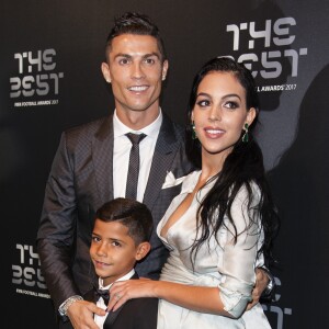 Cristiano Ronaldo avec son fils Cristiano Jr. et sa compagne Georgina Rodriguez à Londres le 23 octobre 2017 pour recevoir le prix du Meilleur joueur aux FIFA Awards. © Pierre Perusseau/Bestimage