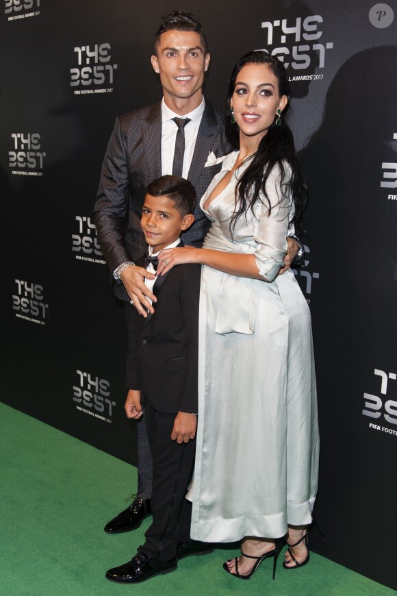 Cristiano Ronaldo avec son fils Cristiano Jr. et sa compagne Georgina Rodriguez à Londres le 23 octobre 2017 pour recevoir le prix du Meilleur joueur aux FIFA Awards. © Pierre Perusseau/Bestimage