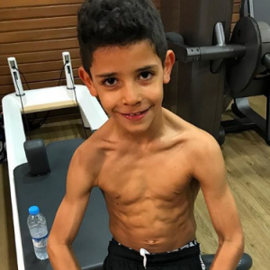 Cristiano Ronaldo Jr., fils de Cristiano Ronaldo, cherchant à lui ressembler, sur Instagram début mars 2018.