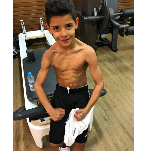 Cristiano Ronaldo Jr., fils de Cristiano Ronaldo, cherchant à lui ressembler, sur Instagram début mars 2018.
