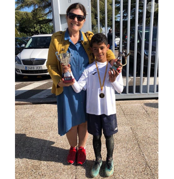 Cristiano Ronaldo Jr., fils de Cristiano Ronaldo, a été récompensé en tant que meilleur buteur de son école, a annoncé CR7 avec cette photo publiée sur Instagram le 14 avril 2018.
