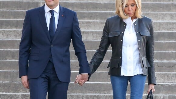 Emmanuel Macron main dans la main avec Brigitte, coquette en cuir et jeans