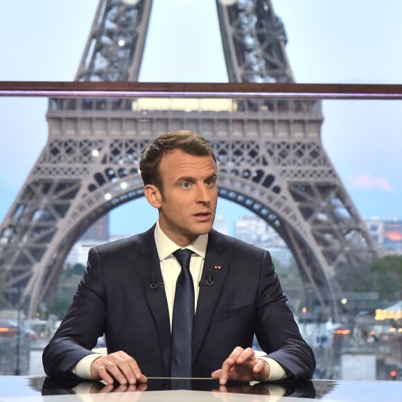 Le président de la République Emmanuel Macron lors de son interview en direct par les journalistes Jean-Jacques Bourdin, pour BFMTV et RMC, et Edwy Plenel, directeur de Mediapart au palais Chaillot, à Paris, France, le 15 avril 2018. © Eliot Blondet/Pool/Bestimage