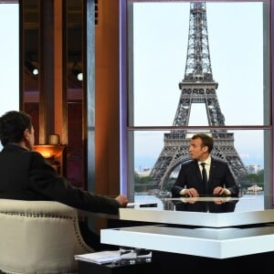 Le président de la République Emmanuel Macron lors de son interview en direct par les journalistes Jean-Jacques Bourdin, pour BFMTV et RMC, et Edwy Plenel, directeur de Mediapart au palais Chaillot, à Paris, France, le 15 avril 2018. © Eliot Blondet/Pool/Bestimage