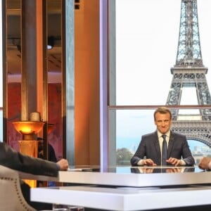 Le président de la République Emmanuel Macron lors de son interview en direct par les journalistes Jean-Jacques Bourdin, pour BFMTV et RMC, et Edwy Plenel, directeur de Mediapart au palais Chaillot, à Paris, France, le 15 avril 2018. © Dominique Jacovides/Bestimage