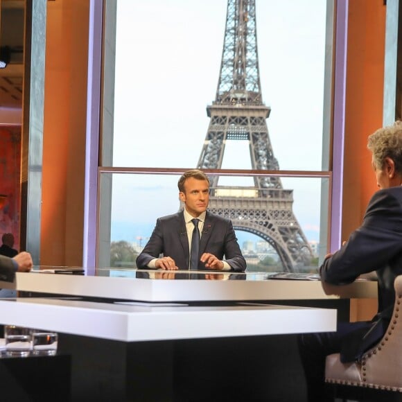 Le président de la République Emmanuel Macron lors de son interview en direct par les journalistes Jean-Jacques Bourdin, pour BFMTV et RMC, et Edwy Plenel, directeur de Mediapart au palais Chaillot, à Paris, France, le 15 avril 2018. © Dominique Jacovides/Bestimage