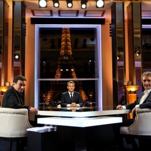 Le président de la République Emmanuel Macron lors de son interview en direct par les journalistes Jean-Jacques Bourdin, pour BFMTV et RMC, et Edwy Plenel, directeur de Mediapart au palais Chaillot, à Paris, France, le 15 avril 2018. © Dominique Jacovides/Bestimage