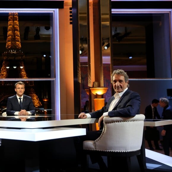 Le président de la République Emmanuel Macron lors de son interview en direct par les journalistes Jean-Jacques Bourdin, pour BFMTV et RMC, et Edwy Plenel, directeur de Mediapart au palais Chaillot, à Paris, France, le 15 avril 2018. © Dominique Jacovides/Bestimage