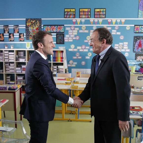 Le président Emmanuel Macron en interview télévisée pour le journal de 13h00 de Jean-Pierre Pernaut de TF1 à Berd'Huis le 12 avril 2018. Yoan Valat / Pool / Bestimage
