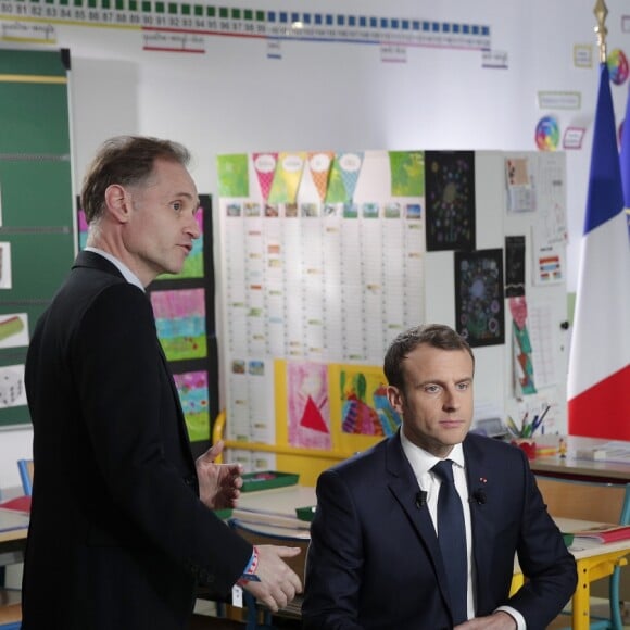 Le président Emmanuel Macron en interview télévisée pour le journal de 13h00 de Jean-Pierre Pernaut de TF1 à Berd'Huis le 12 avril 2018. Yoan Valat / Pool / Bestimage