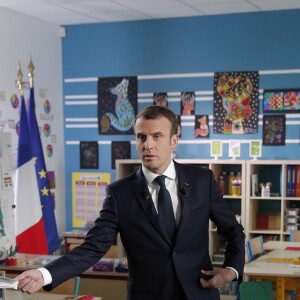 Le président Emmanuel Macron en interview télévisée pour le journal de 13h00 de Jean-Pierre Pernaut de TF1 à Berd'Huis le 12 avril 2018. Yoan Valat / Pool / Bestimage