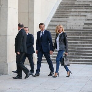 Le président de la République Emmanuel Macron et sa femme la première dame Brigitte Macron arrivent au palais de Chaillot, le couple est accueilli par Alain Weill (président du groupe NextRadioTV, propriétaire des chaînes de radios RMC et BFM Business, de la chaîne de télévision BFM TV et du Groupe 01) et Hervé Béroud, directeur de la rédaction de BFMTV à Paris, France, le 15 avril 2018. Le président de la République est l'invité de BFMTV, RMC et Mediapart pour une grande interview en direct par les journaliste Jean-Jacques Bourdin, pour BFMTV et RMC, et Edwy Plenel, directeur de Mediapart. © Dominique Jacovides/Bestimage