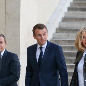 Le président de la République Emmanuel Macron et sa femme la première dame Brigitte Macron arrivent au palais de Chaillot, le couple est accueilli par Alain Weill (président du groupe NextRadioTV, propriétaire des chaînes de radios RMC et BFM Business, de la chaîne de télévision BFM TV et du Groupe 01) et Hervé Béroud, directeur de la rédaction de BFMTV à Paris, France, le 15 avril 2018. Le président de la République est l'invité de BFMTV, RMC et Mediapart pour une grande interview en direct par les journaliste Jean-Jacques Bourdin, pour BFMTV et RMC, et Edwy Plenel, directeur de Mediapart. © Dominique Jacovides/Bestimage