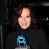 Exclusif - Denise Fabre remet le gros lot de la tombola, "La chaise bleue de SAB" (de l'artiste Sabine Géraudie lors de la soirée de l'association des journalistes Niçois de Paris qui se tenait sur la terrasse du restaurant Noura à l'Institut du Monde Arabe à Paris, France, le 12 avril 2018. © Didier Sabardin/Bestimage
