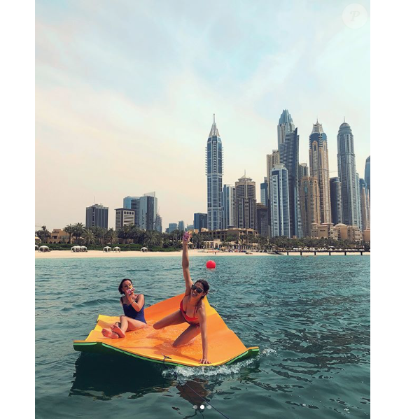 Iris Mittenaere, intrépide, et sa maman Laurence à Dubaï le 15 avril 2018.