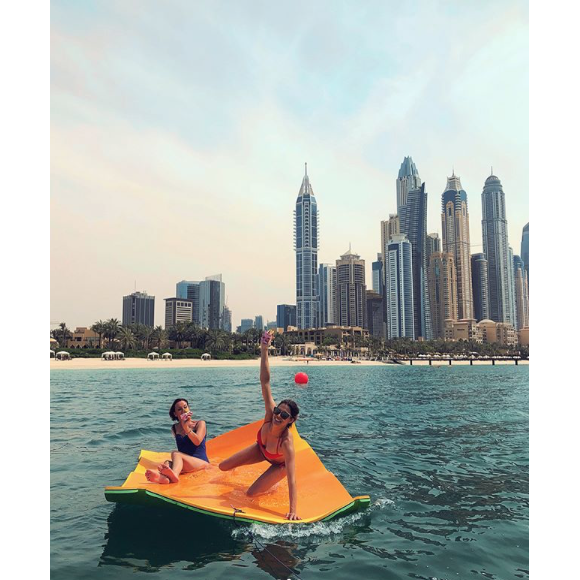 Iris Mittenaere, intrépide, et sa maman Laurence à Dubaï le 15 avril 2018.