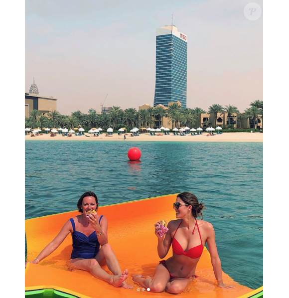 Iris Mittenaere et sa maman Laurence à Dubaï le 15 avril 2018.