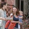 Exclusif - Les deux costars de la série "Sept à la maison" Jessica Biel et Beverley Mitchell se promènent en compagnie de la fille de cette dernière, Kenzie, à Los Angeles, le 26 juin 2014. -