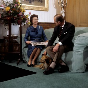 Elizabeth II et son mari au château de Balmoral avec leur chien Tinker, en 1976