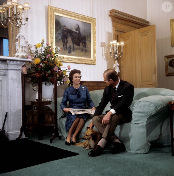 Elizabeth II et son mari au château de Balmoral avec leur chien Tinker, en 1976