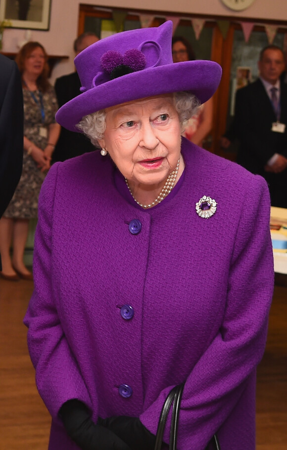 La reine Elisabeth II d'Angleterre visite le "King George VI Day Center", dans le cadre du 60ème anniversaire de son inauguration et du 70ème anniversaire de la Windsor People's Welfare Association. Windsor, le 12 avril 2018.