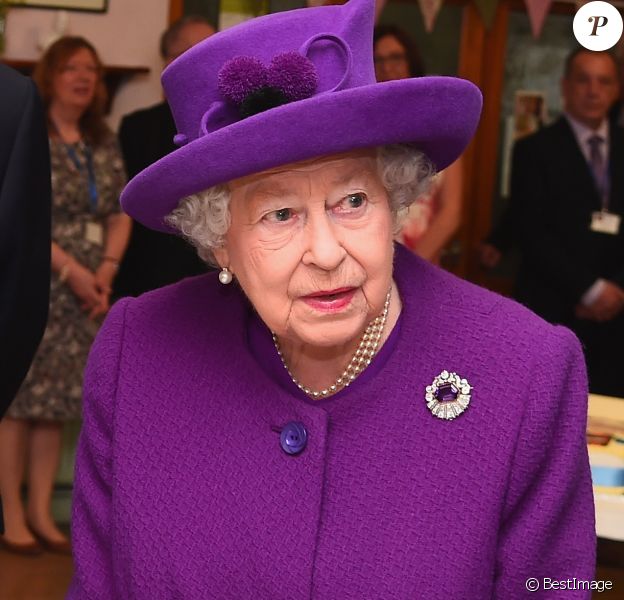 La reine Elisabeth II d'Angleterre visite le "King George VI Day Center", dans le cadre du 60ème anniversaire de son inauguration et du 70ème anniversaire de la Windsor People's Welfare Association. Windsor, le 12 avril 2018.