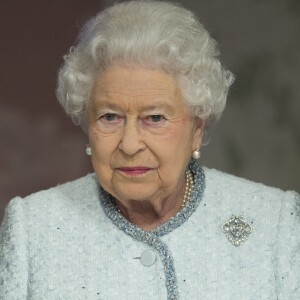 La reine Elisabeth II d'Angleterre présente son prix "Queen Elizabeth II awards for British Design" lors d'une visite à la London Fashion Week à Londres le 20 février 2018.