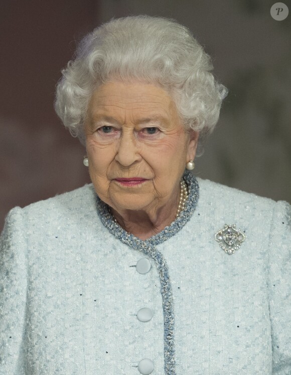 La reine Elisabeth II d'Angleterre présente son prix "Queen Elizabeth II awards for British Design" lors d'une visite à la London Fashion Week à Londres le 20 février 2018.