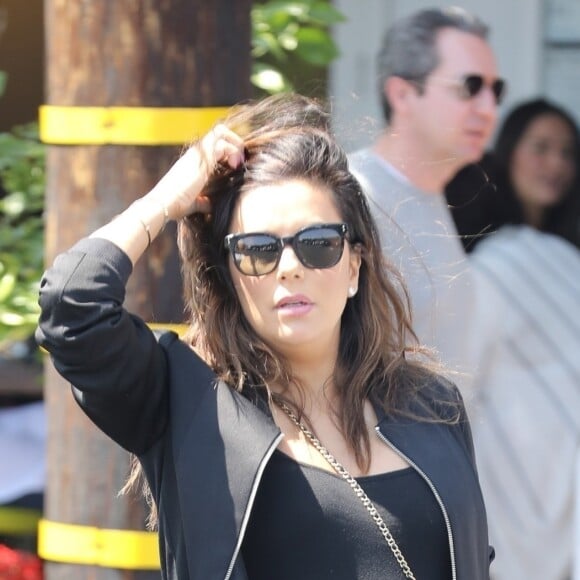 Exclusif - Eva Longoria, enceinte, se promène à Los Angeles, le 19 avril 2018.