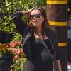 Exclusif - Eva Longoria, enceinte, se promène à Los Angeles, le 19 avril 2018.