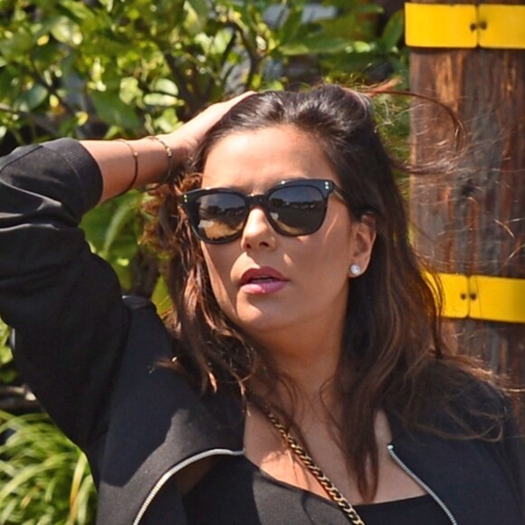 Exclusif - Eva Longoria, enceinte, se promène à Los Angeles, le 19 avril 2018.