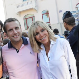 Le président de la République française Emmanuel Macron et sa femme, la première dame Brigitte (Trogneux) vont faire une balade à vélo au Touquet, France, le 17 juin 2017. © Sébastien Valiela-Dominique Jacovides/Bestimage