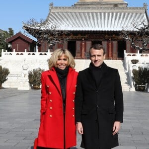 Le président de la République française Emmanuel Macron et sa femme la Première dame Brigitte Macron (manteau Olivier Rousteing pour Balmain) - Le président de la République française et sa femme la Première dame visitent la Grande pagode de l'oie sauvage de Xi'an lors lors de la visite d'Etat de trois jours en Chine, à Xi'an, province de Shaanxi, Chine, le 8 janvier 2018. © Dominique Jacovides/Bestimage