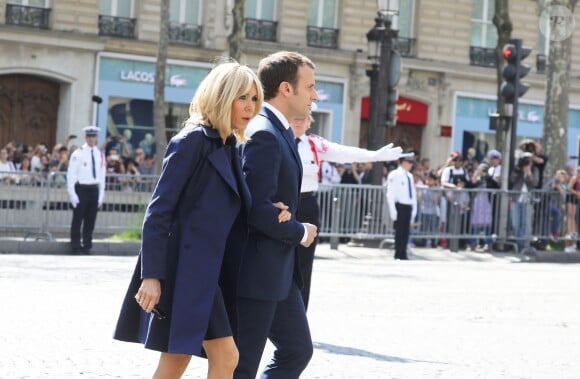 Le président Emmanuel Macron et Brigitte Macron lors de l'hommage à Xavier Jugelé sur les Champs Elysées, à Paris le 20 avril 2018. Une plaque a été dévoilée. © Dominique Jacovides / Bestimage