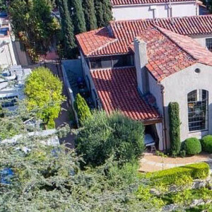 Ellen Pompeo et son époux Chris Ivery vendent leur villa hispanique des années 1920 dans le quartier historique de Whitely Heights, sur les hauteurs d'Hollywood, avril 2018.