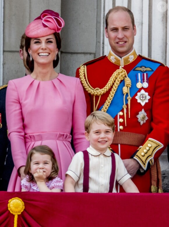 Le prince George et la princesse Charlotte de Cambridge avec leurs parents la duchesse Catherine et le prince William au balcon du palais de Buckingham le 17 juin 2017 lors de la parade Trooping the Colour.