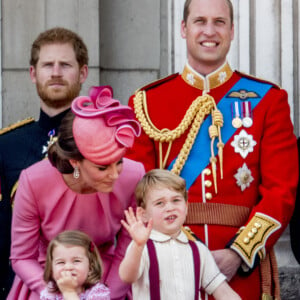 Le prince George et la princesse Charlotte de Cambridge avec leurs parents la duchesse Catherine et le prince William au balcon du palais de Buckingham le 17 juin 2017 lors de la parade Trooping the Colour.