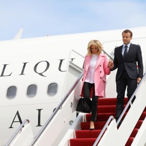 Le président Emmanuel Macron et sa femme Brigitte Macron (Trogneux) arrivent aux Etats-unis pour une visite d'état de trois jours sur la base aérienne d'Andrews dans le Maryland le 23 avril 2018.