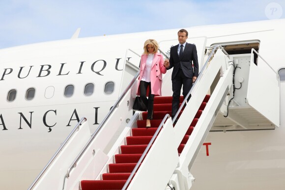 Le président Emmanuel Macron et sa femme Brigitte Macron (Trogneux) arrivent aux Etats-unis pour une visite d'état de trois jours sur la base aérienne d'Andrews dans le Maryland le 23 avril 2018.